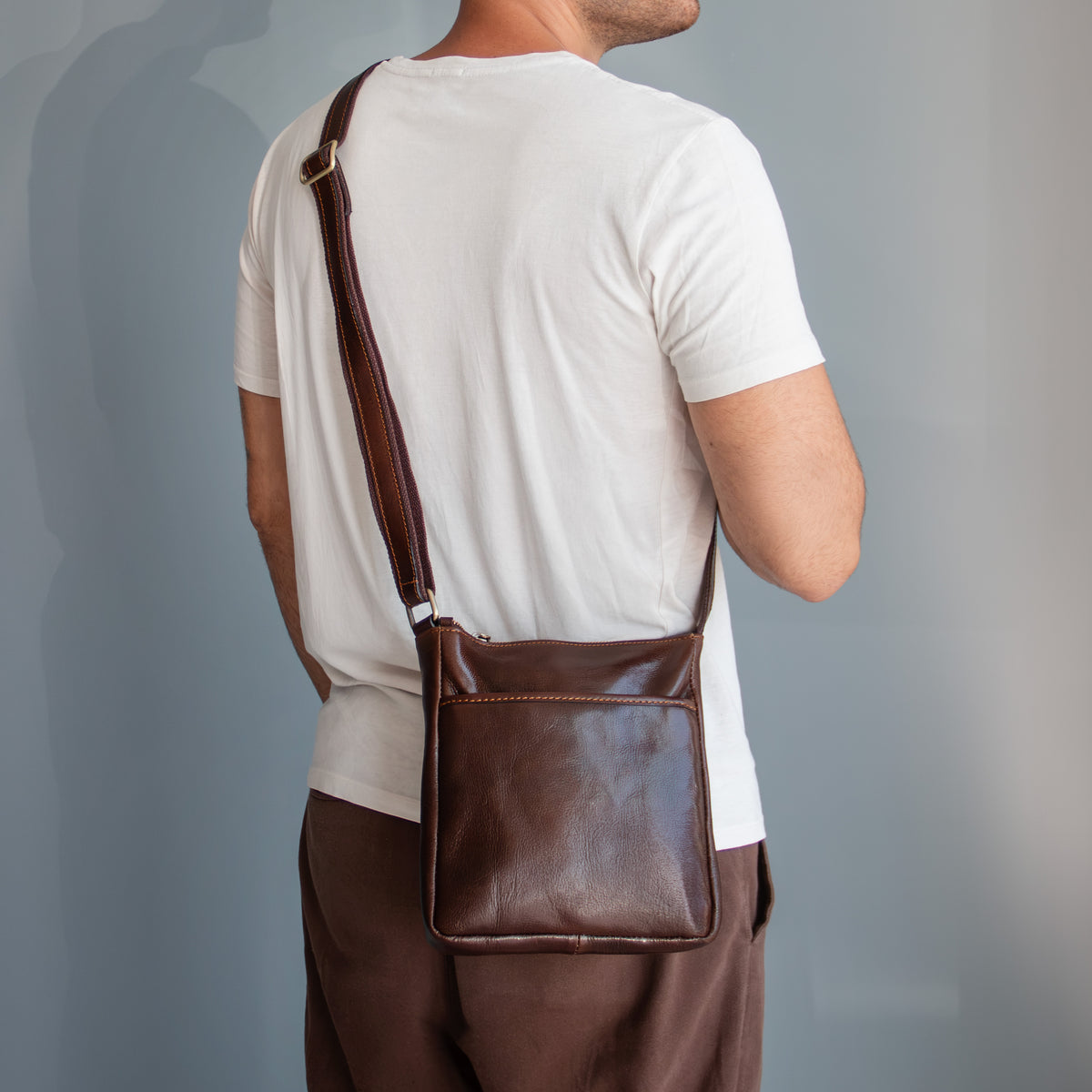 Sac bandoulière homme JASON en cuir pleine fleur compact