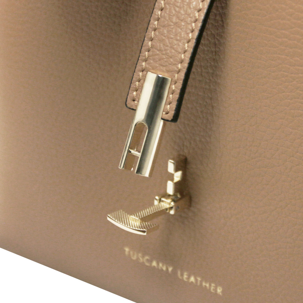 Sac cabas femme AGATHA structuré en cuir forme trapèze à fermoir