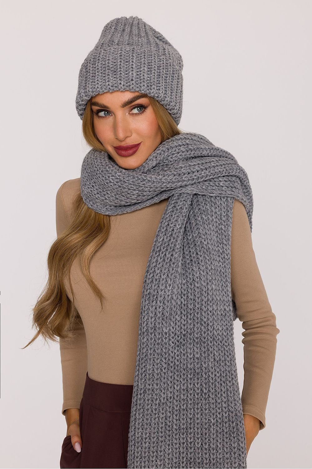 Shawl model 219550 Moe Secondary image